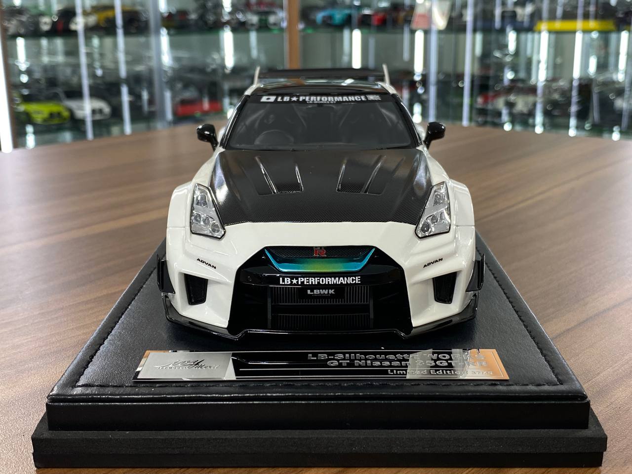 1:18 Resin Model IVY Merit Models Nissan GT-R R35 LBWK – Pearl White / Carbon Fiber Hood (Limited 49 pcs – Dubai Collectors)