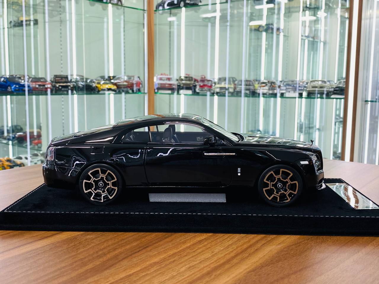 H&H Rolls Royce Wraith Resin Model - Black | 1/18 Scale