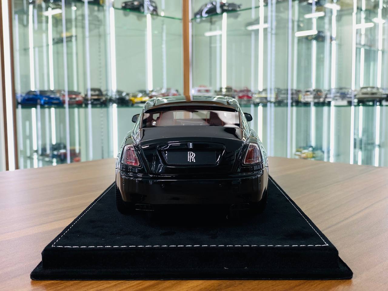H&H Rolls Royce Wraith Resin Model - Black | 1/18 Scale