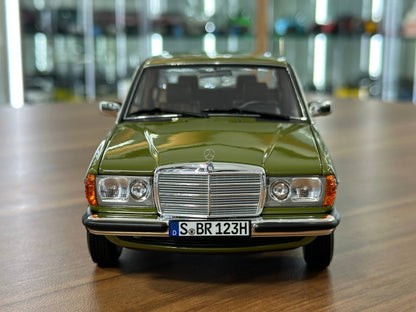 Mercedes‑Benz 200 W123 (1980–1985) – Cactus Green – 1/18 Metal Diecast Model – Norev Dealer Edition – Full Opening
