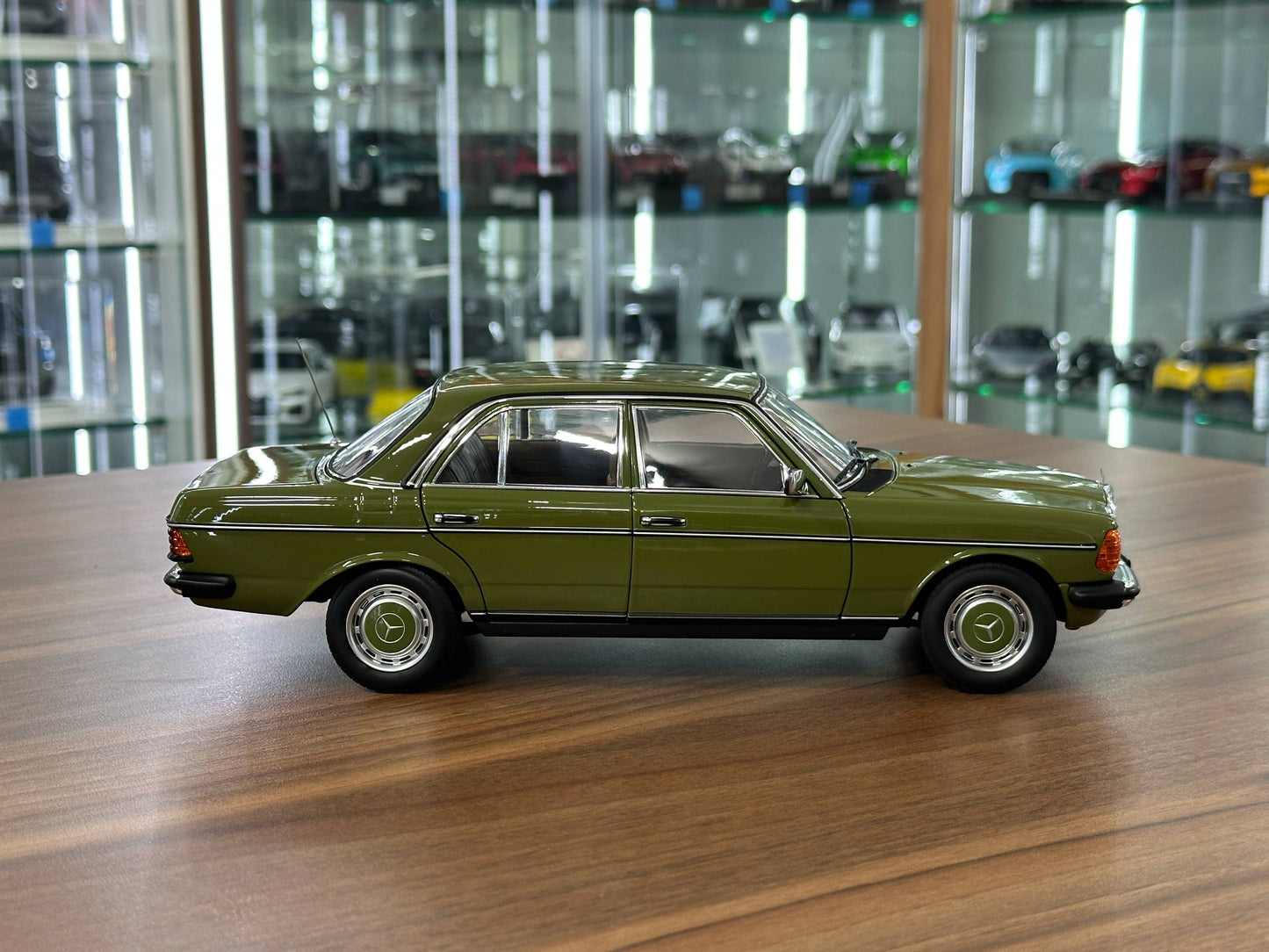Mercedes‑Benz 200 W123 (1980–1985) – Cactus Green – 1/18 Metal Diecast Model – Norev Dealer Edition – Full Opening
