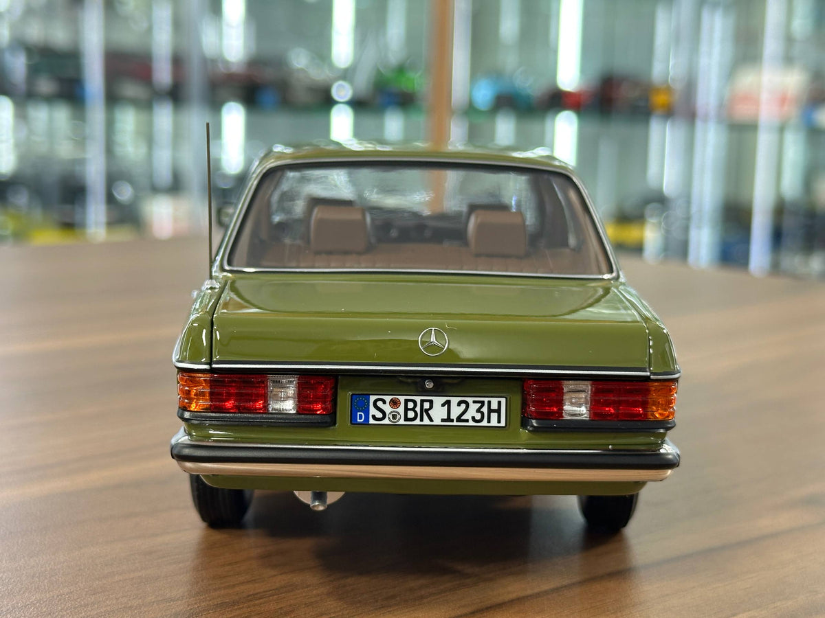 Mercedes‑Benz 200 W123 (1980–1985) – Cactus Green – 1/18 Metal Diecast Model – Norev Dealer Edition – Full Opening