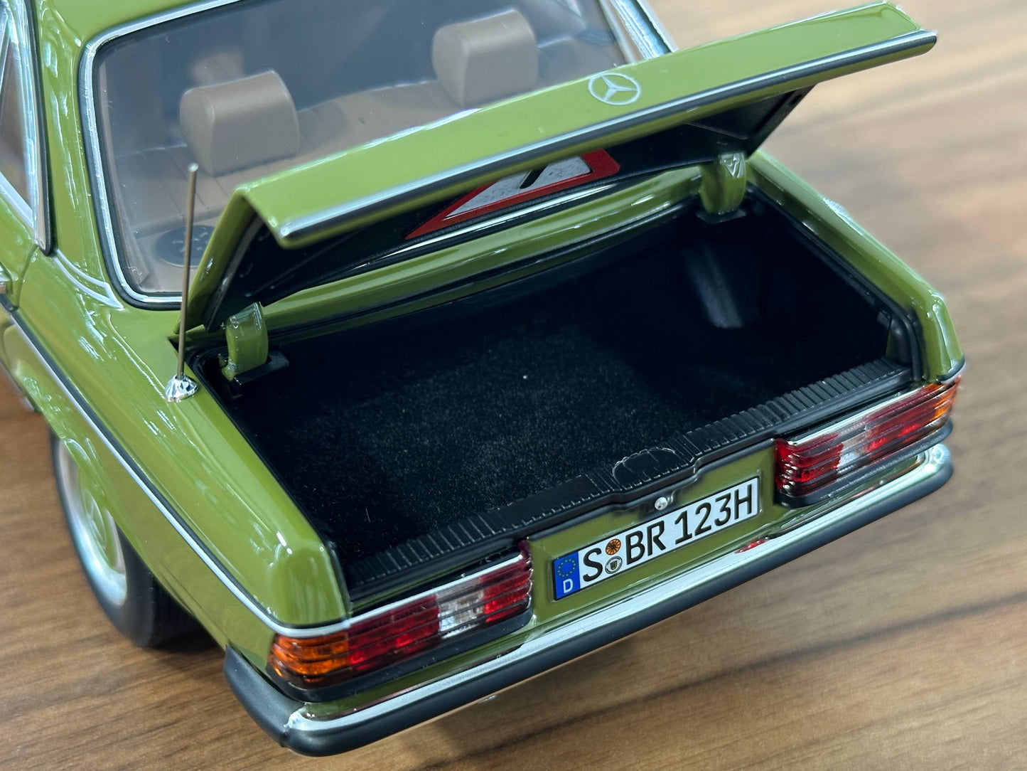 Mercedes‑Benz 200 W123 (1980–1985) – Cactus Green – 1/18 Metal Diecast Model – Norev Dealer Edition – Full Opening