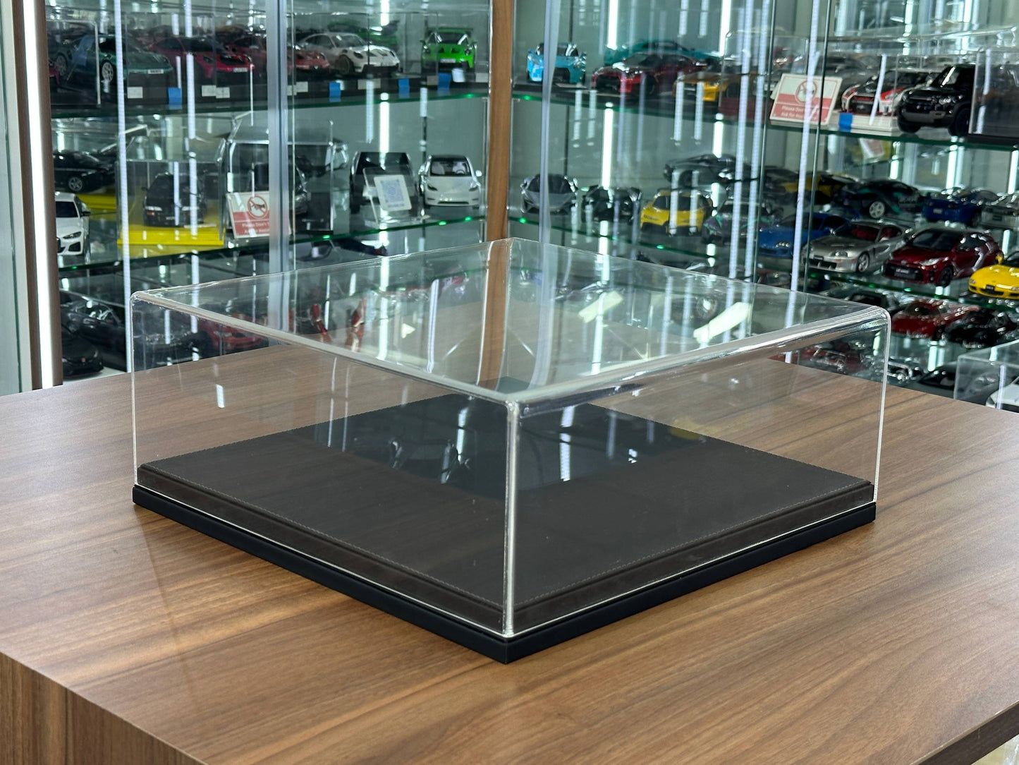 1/18 Acrylic Display Case – Black Leather Base – Premium Collector Edition