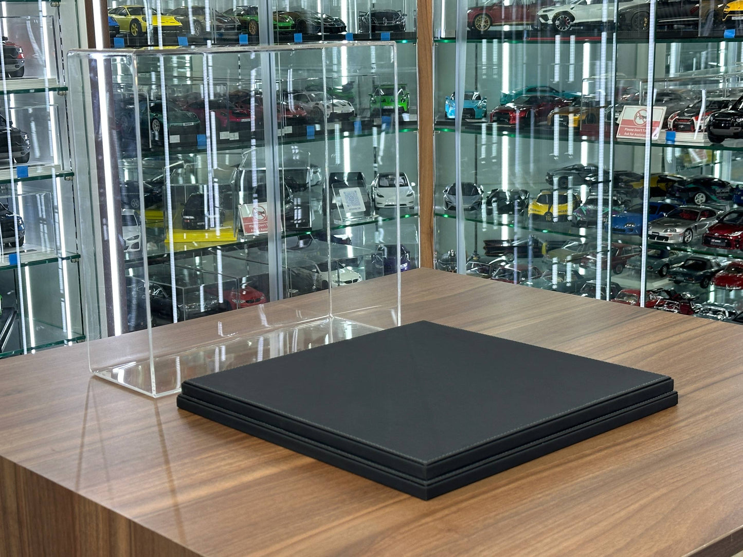 1/18 Acrylic Display Case – Black Leather Base – Premium Collector Edition