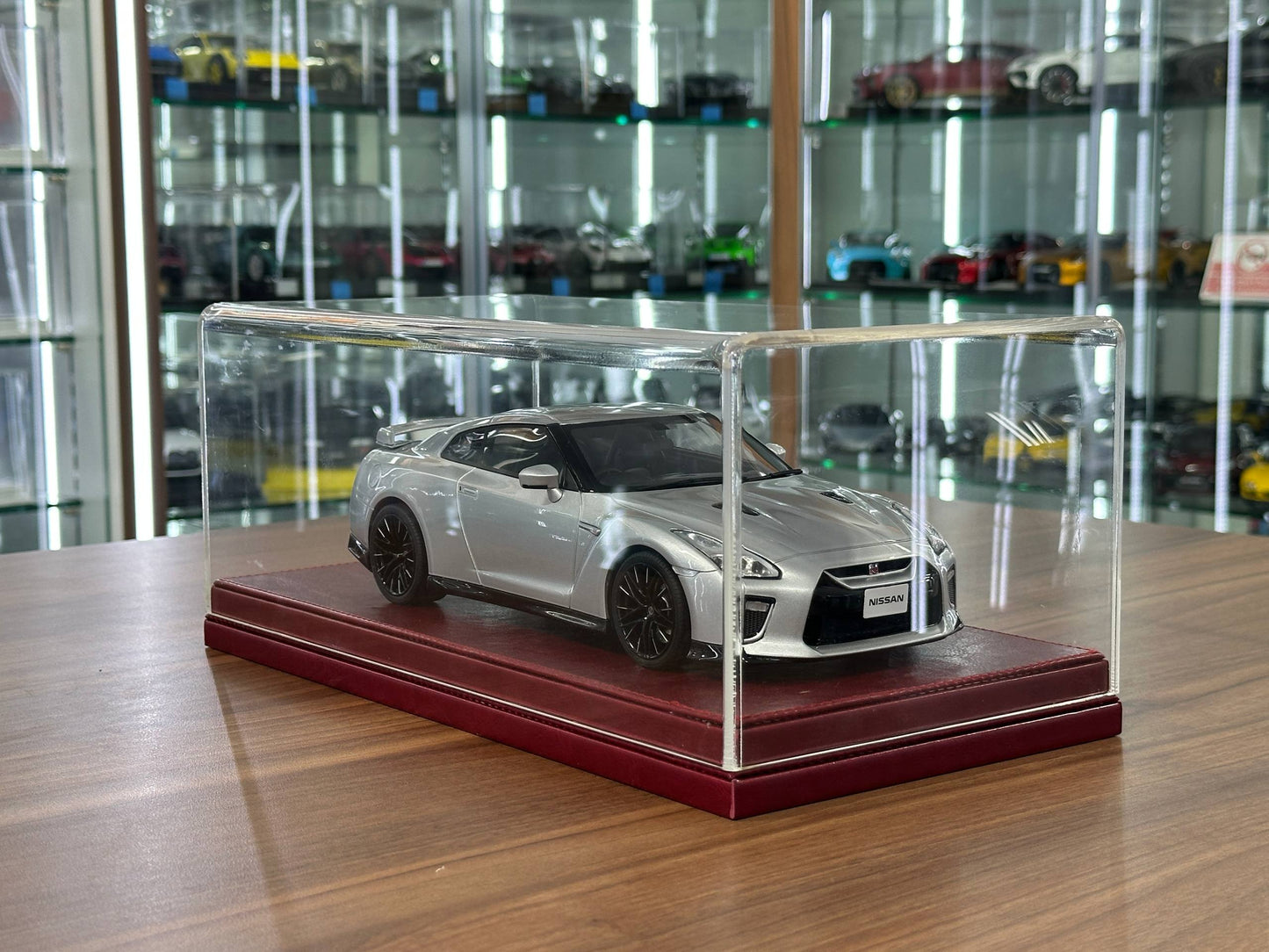 1/18 Acrylic Display Case – Red Leather Base – Premium Collector Edition