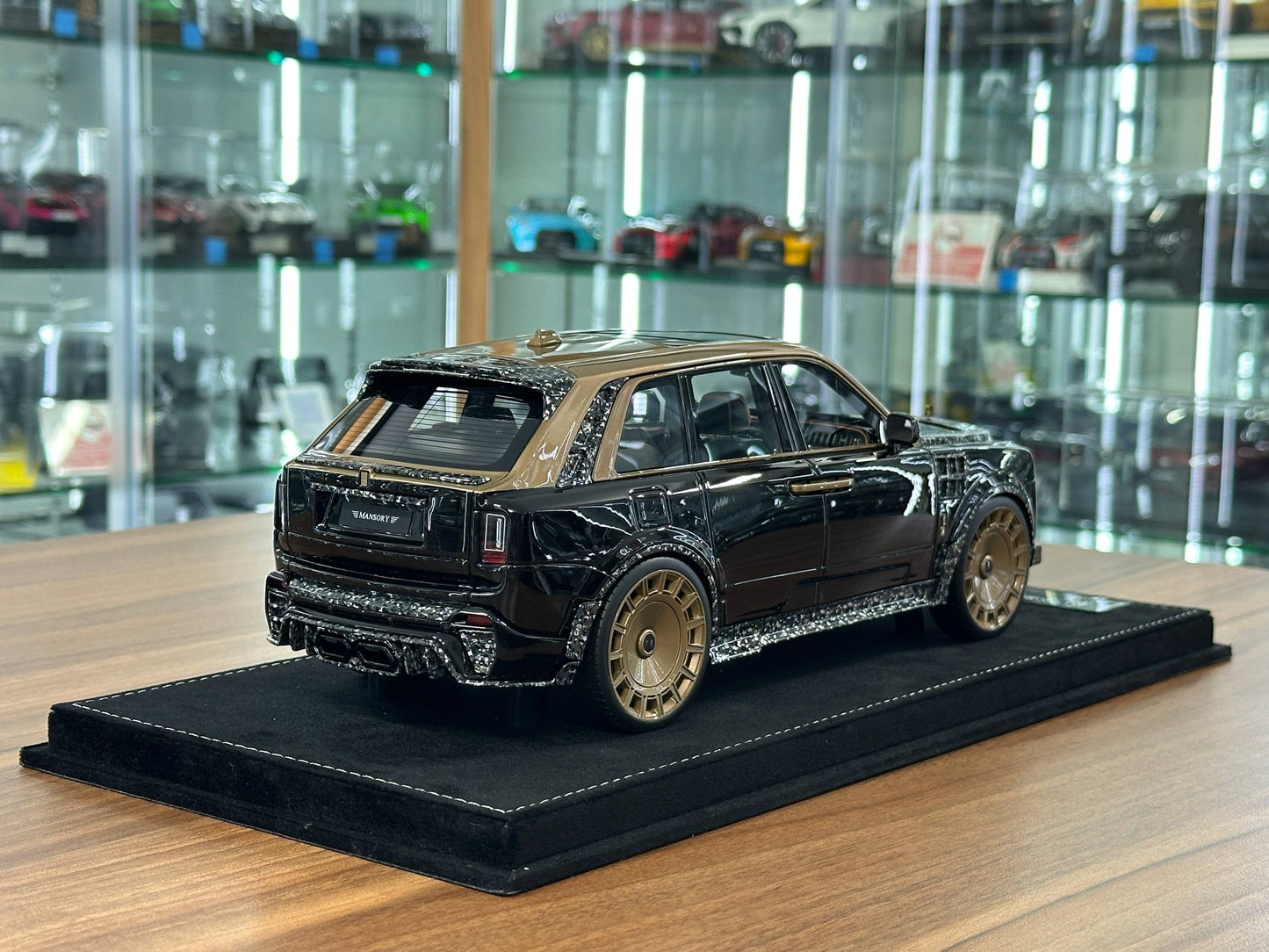Rolls‑Royce Cullinan Series II Mansory – Piano Black / Chrome Gold – 1/18 Resin Model – H&H – Limited 30 pcs