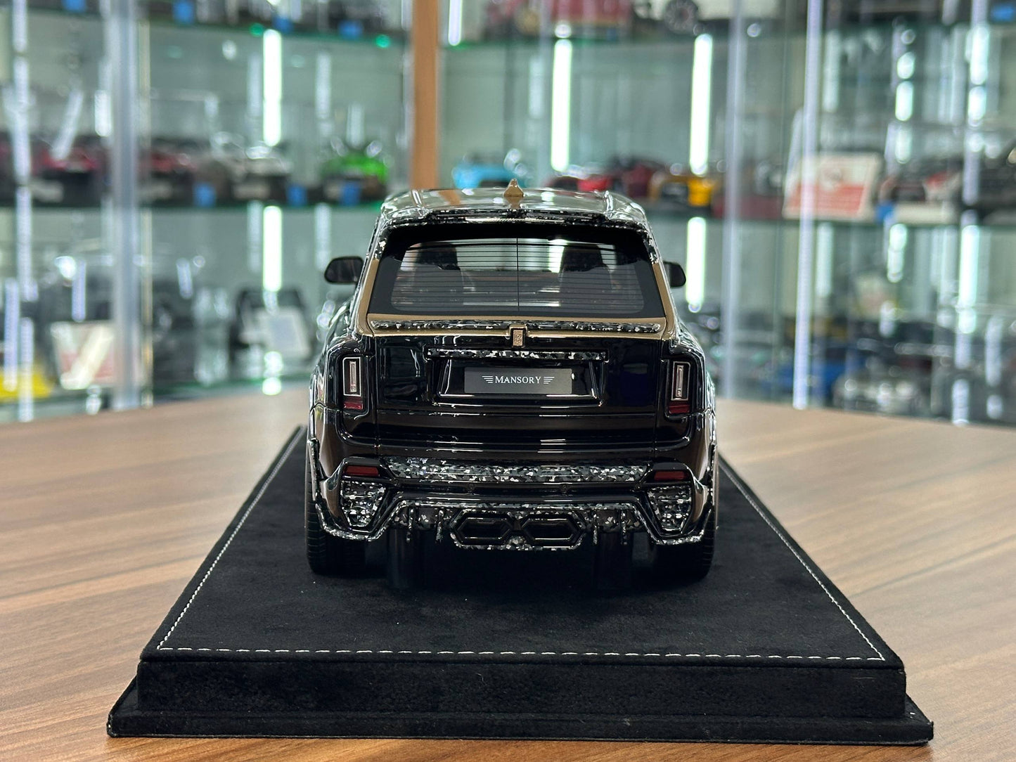 Rolls‑Royce Cullinan Series II Mansory – Piano Black / Chrome Gold – 1/18 Resin Model – H&H – Limited 30 pcs