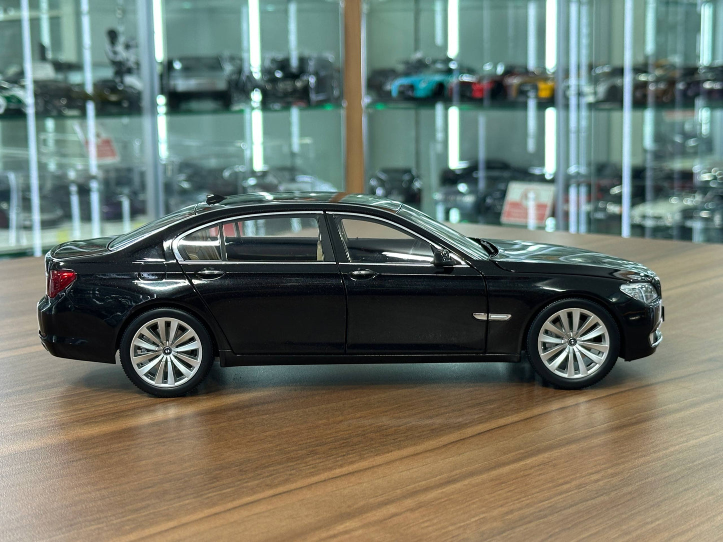 1/18 Diecast BMW 750Li (F02) – Kyosho (R. Black, Full Opening)