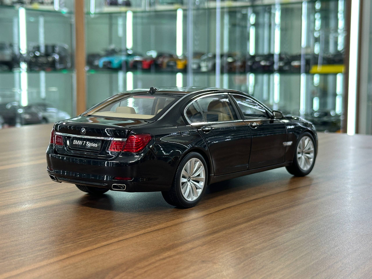 1/18 Diecast BMW 750Li (F02) – Kyosho (R. Black, Full Opening)