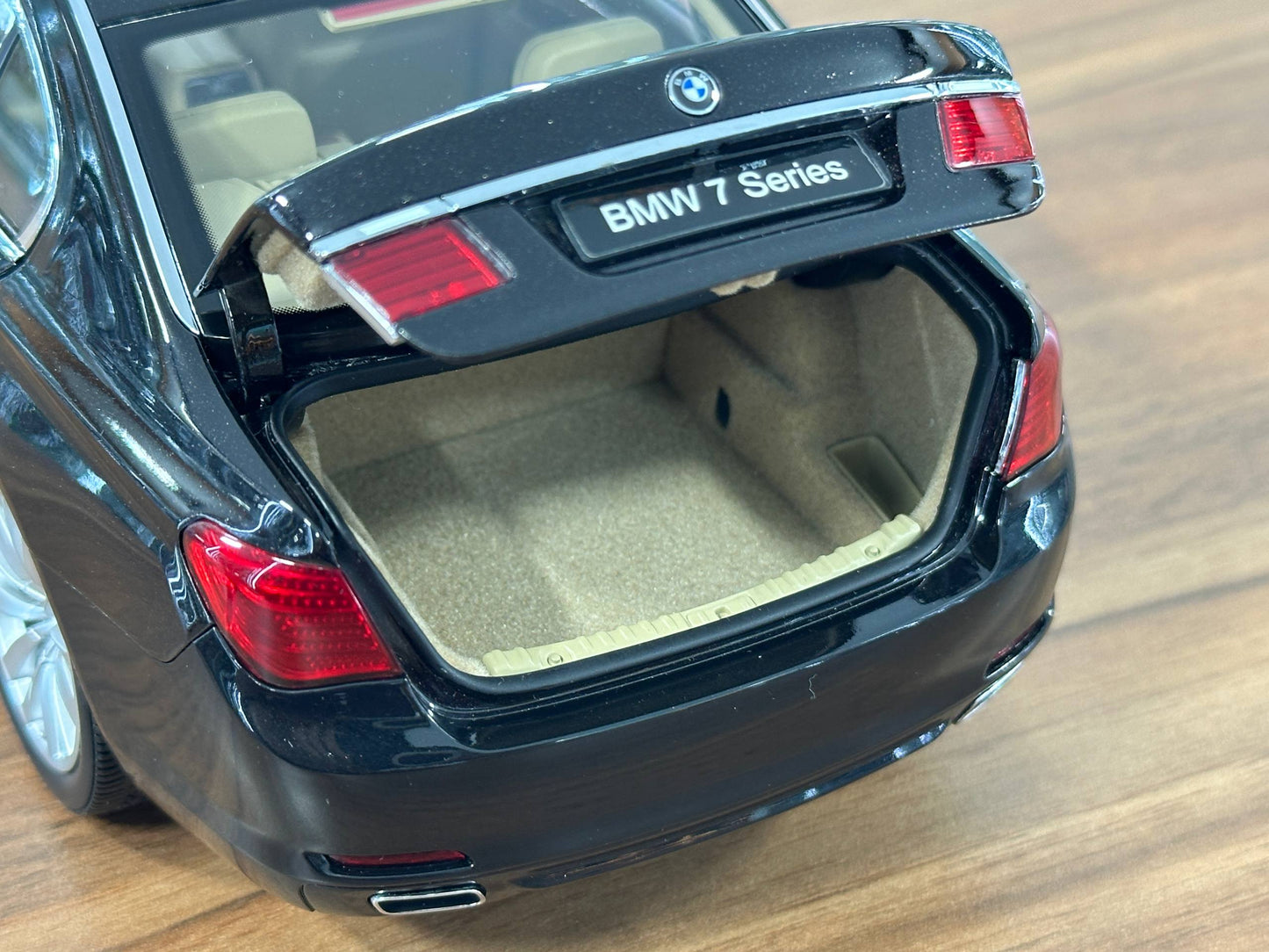 1/18 Diecast BMW 750Li (F02) – Kyosho (R. Black, Full Opening)