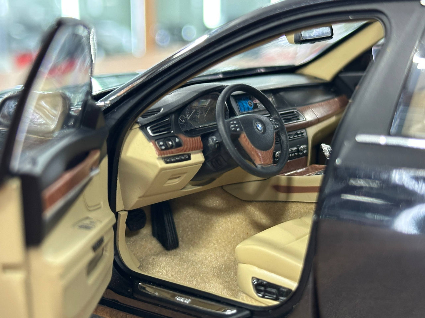 1/18 Diecast BMW 750Li (F02) – Kyosho (R. Black, Full Opening)