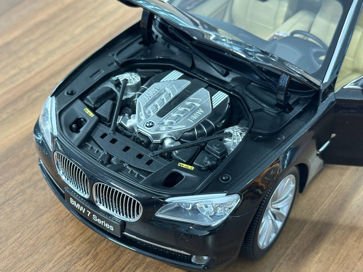 1/18 Diecast BMW 750Li (F02) – Kyosho (R. Black, Full Opening)