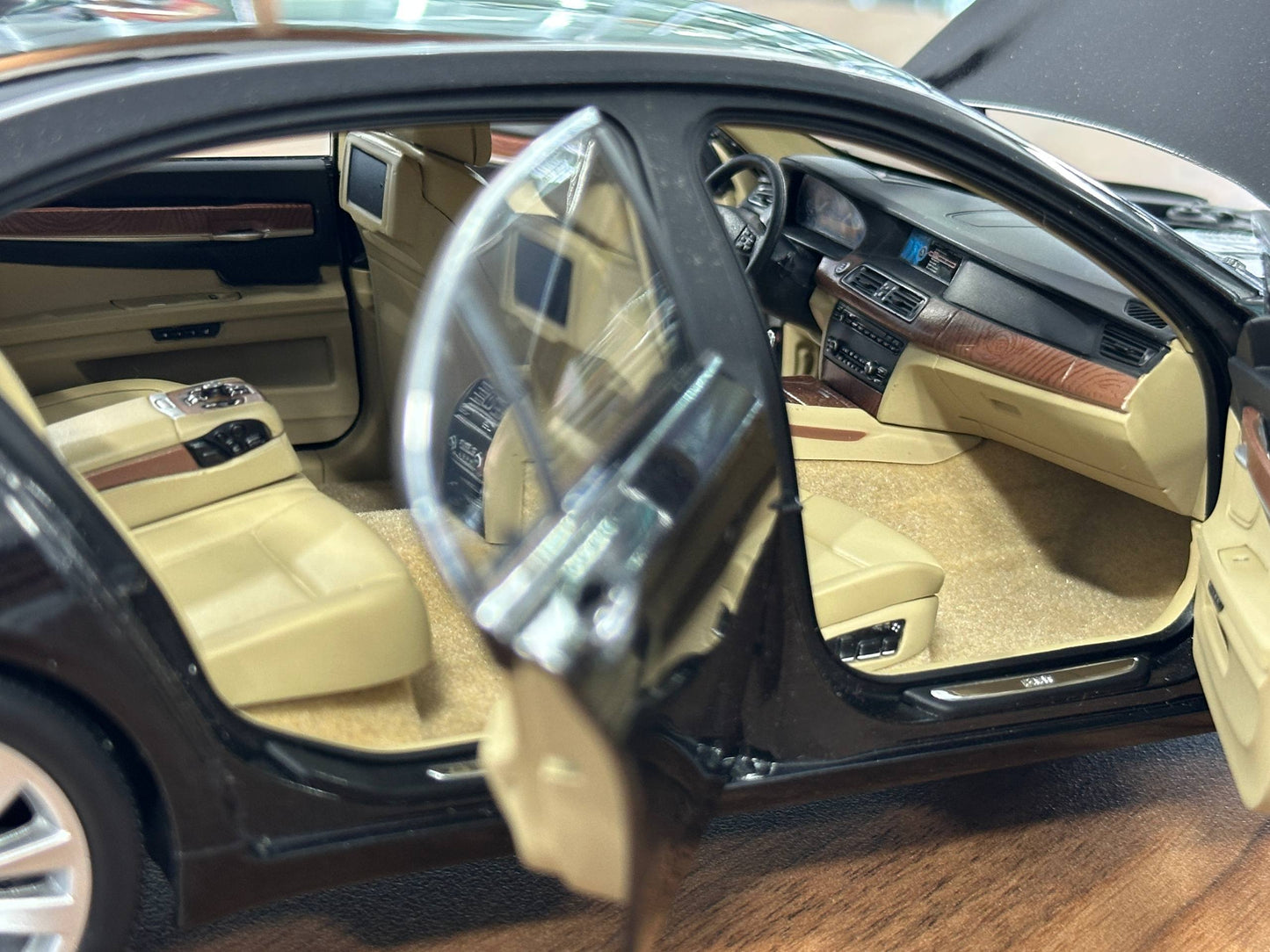 1/18 Diecast BMW 750Li (F02) – Kyosho (R. Black, Full Opening)