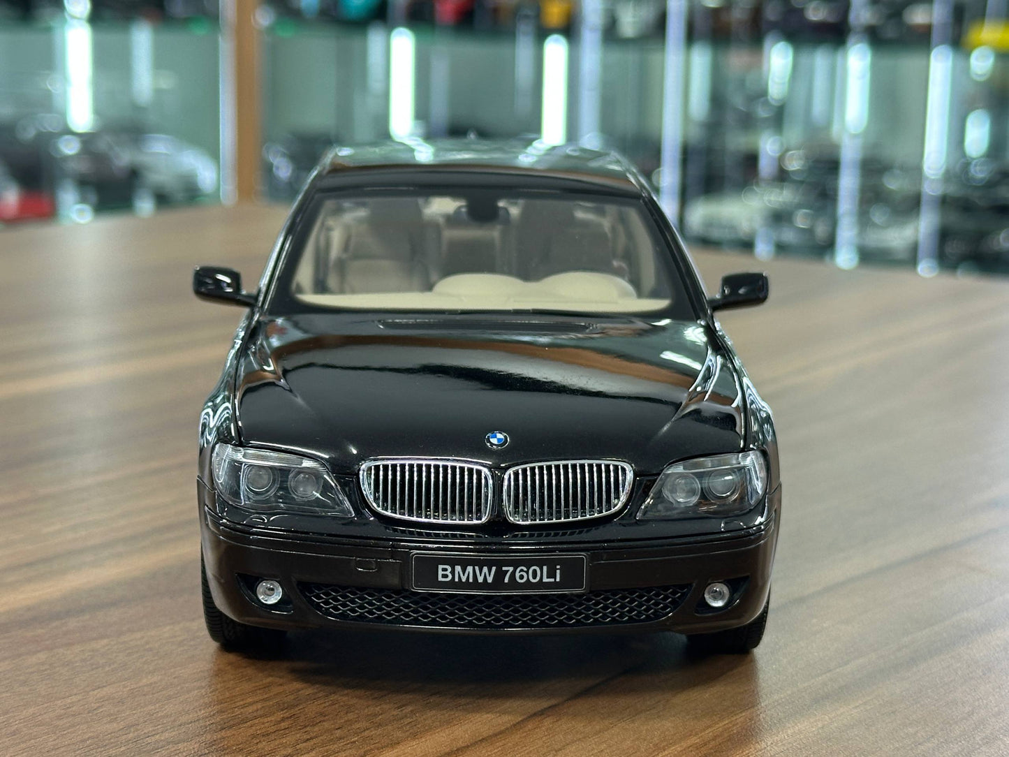 1/18 Diecast BMW 760Li Individual V12 (E66) – Kyosho (R. Black,  Full Opening)