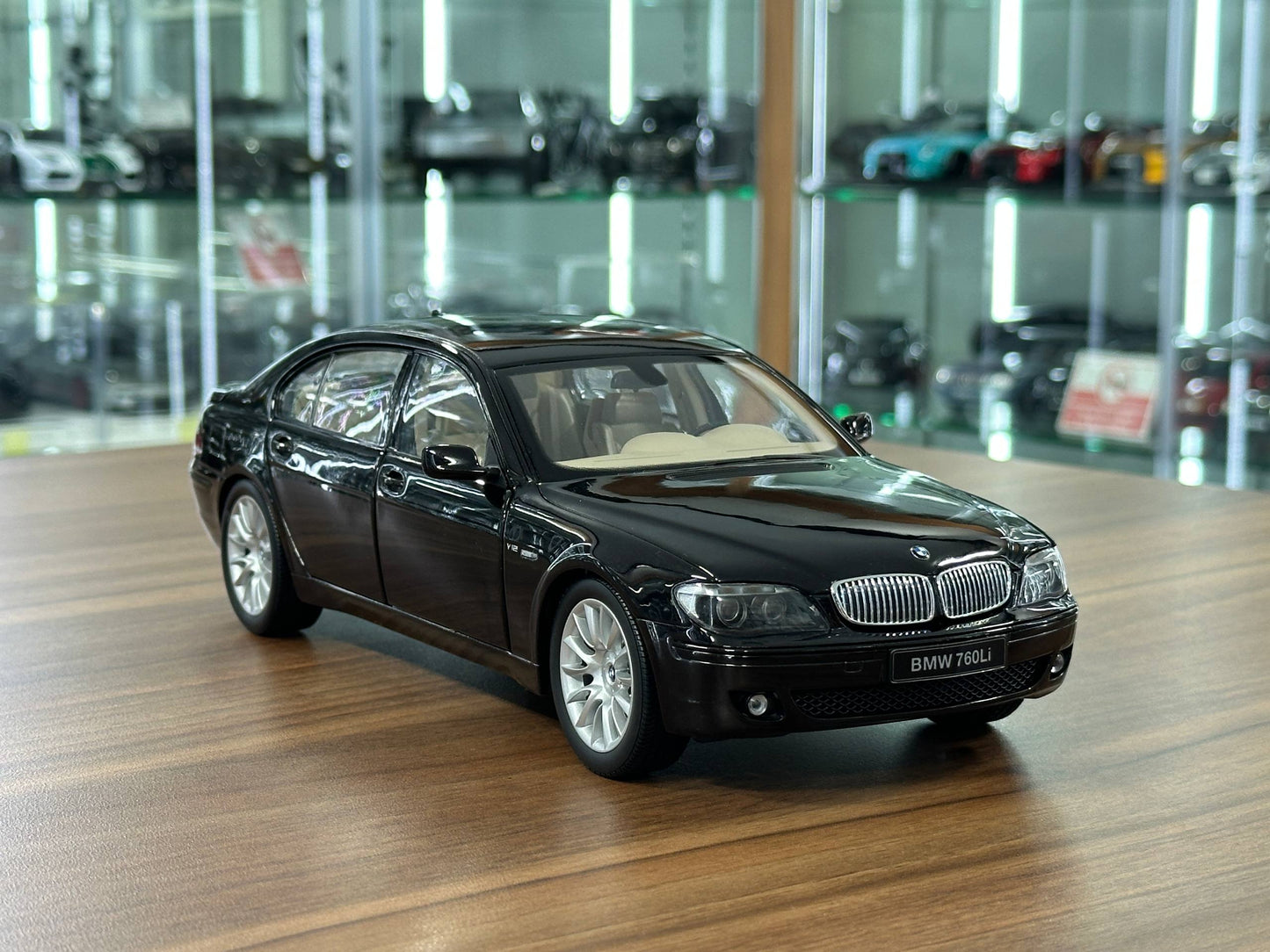 1/18 Diecast BMW 760Li Individual V12 (E66) – Kyosho (R. Black,  Full Opening)