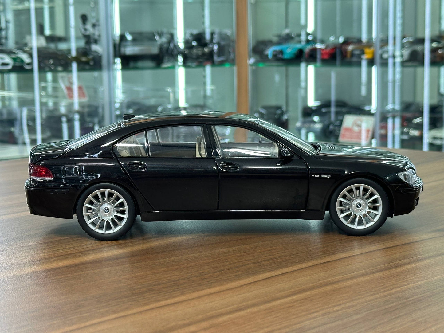 1/18 Diecast BMW 760Li Individual V12 (E66) – Kyosho (R. Black,  Full Opening)