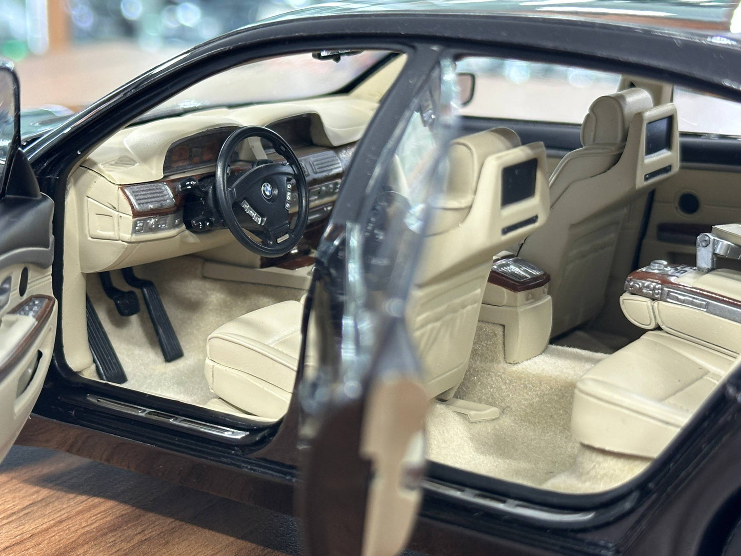 1/18 Diecast BMW 760Li Individual V12 (E66) – Kyosho (R. Black,  Full Opening)