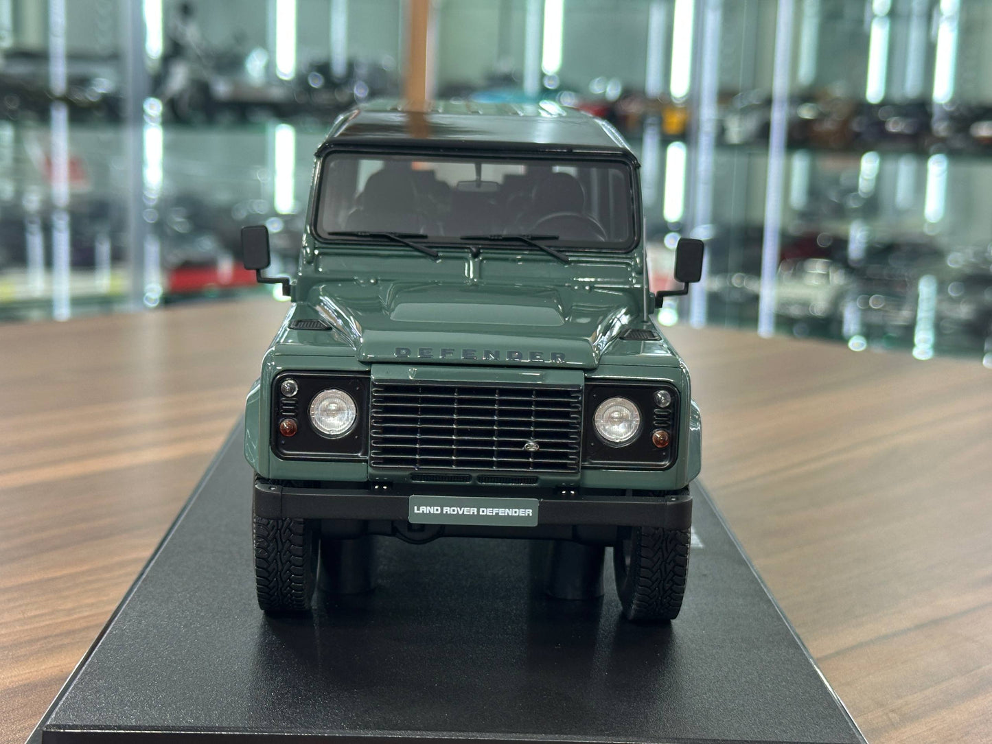 1/18 Resin Land Rover Defender 3 110 Station Wagon – GT Spirit (Grey, Limited 999 pcs)
