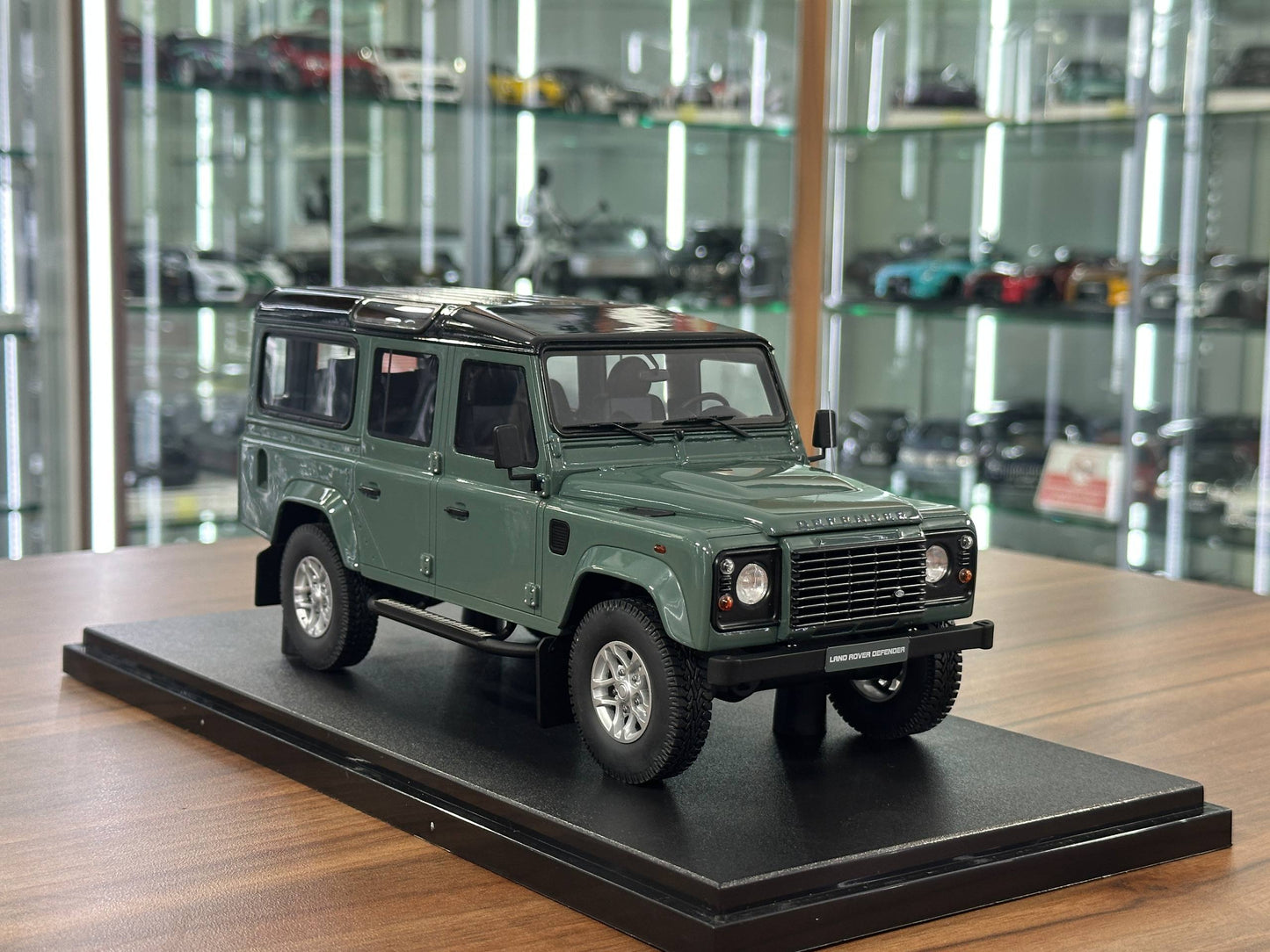 1/18 Resin Land Rover Defender 3 110 Station Wagon – GT Spirit (Grey, Limited 999 pcs)