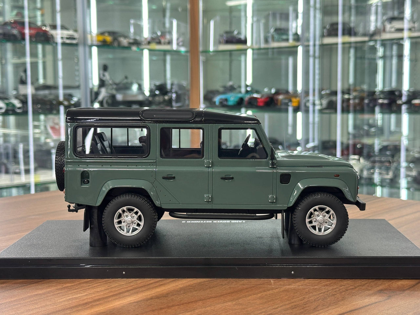 1/18 Resin Land Rover Defender 3 110 Station Wagon – GT Spirit (Grey, Limited 999 pcs)