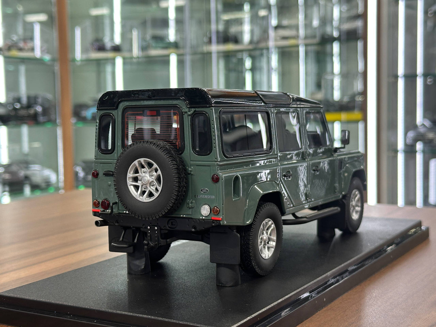 1/18 Resin Land Rover Defender 3 110 Station Wagon – GT Spirit (Grey, Limited 999 pcs)