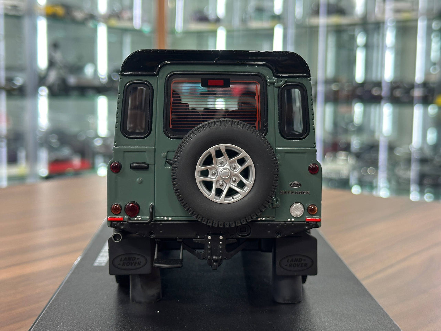 1/18 Resin Land Rover Defender 3 110 Station Wagon – GT Spirit (Grey, Limited 999 pcs)