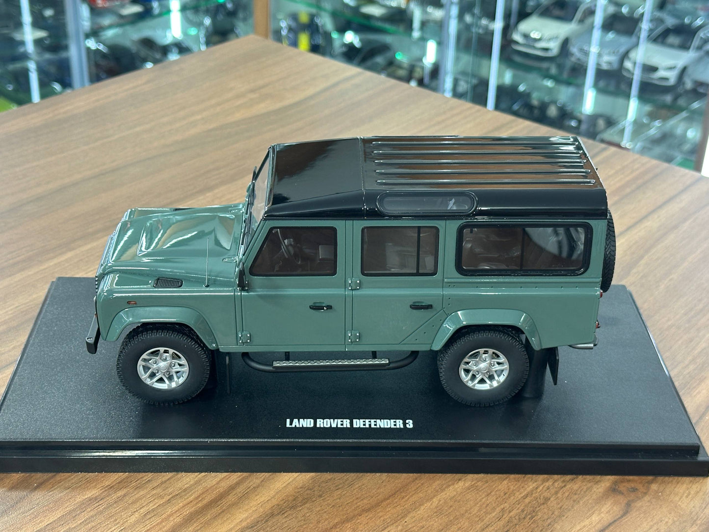 1/18 Resin Land Rover Defender 3 110 Station Wagon – GT Spirit (Grey, Limited 999 pcs)