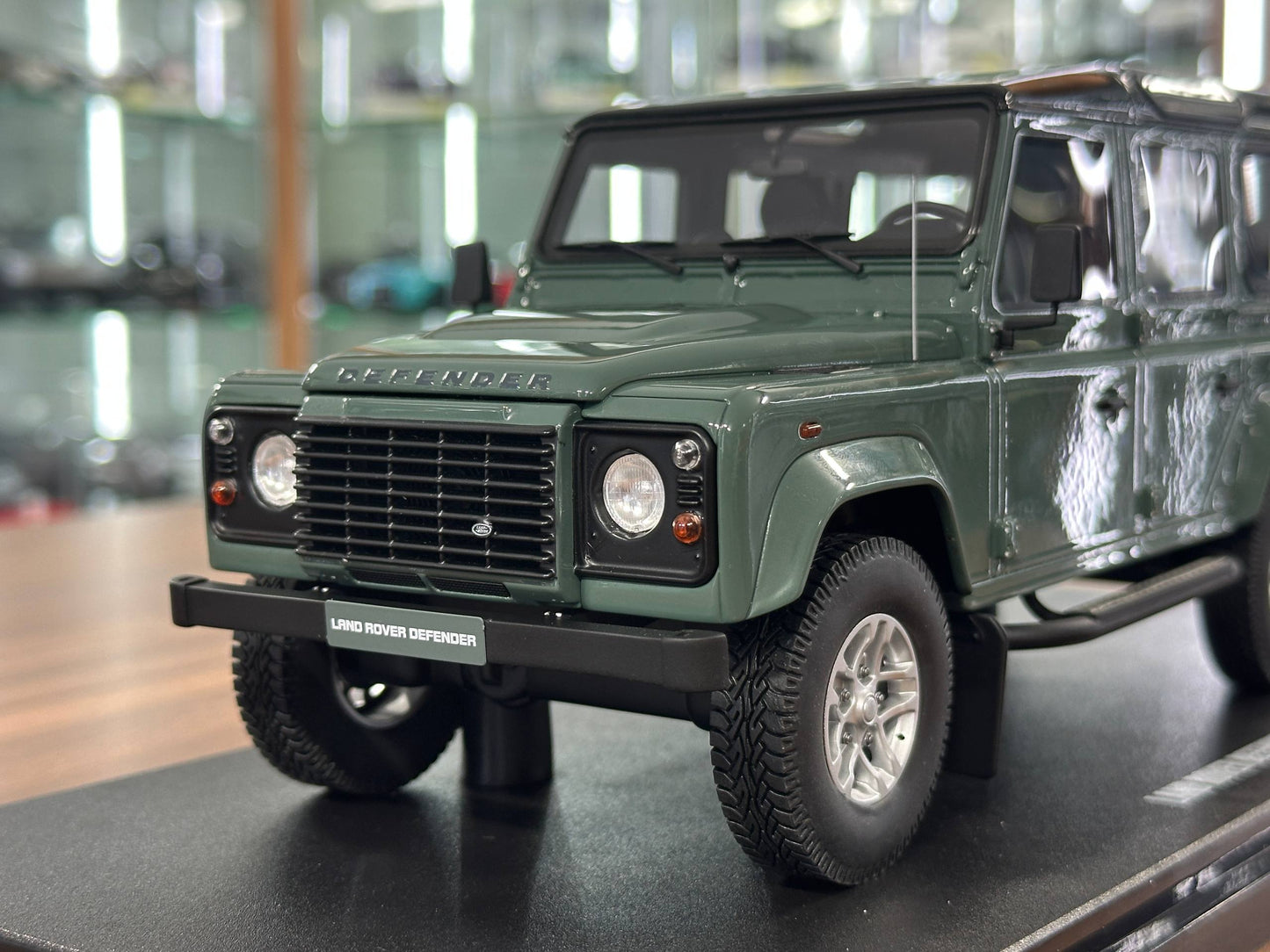 1/18 Resin Land Rover Defender 3 110 Station Wagon – GT Spirit (Grey, Limited 999 pcs)
