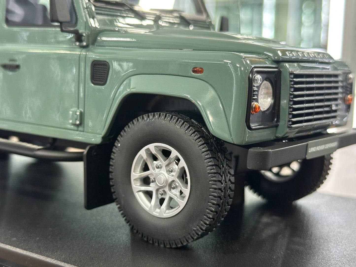 1/18 Resin Land Rover Defender 3 110 Station Wagon – GT Spirit (Grey, Limited 999 pcs)