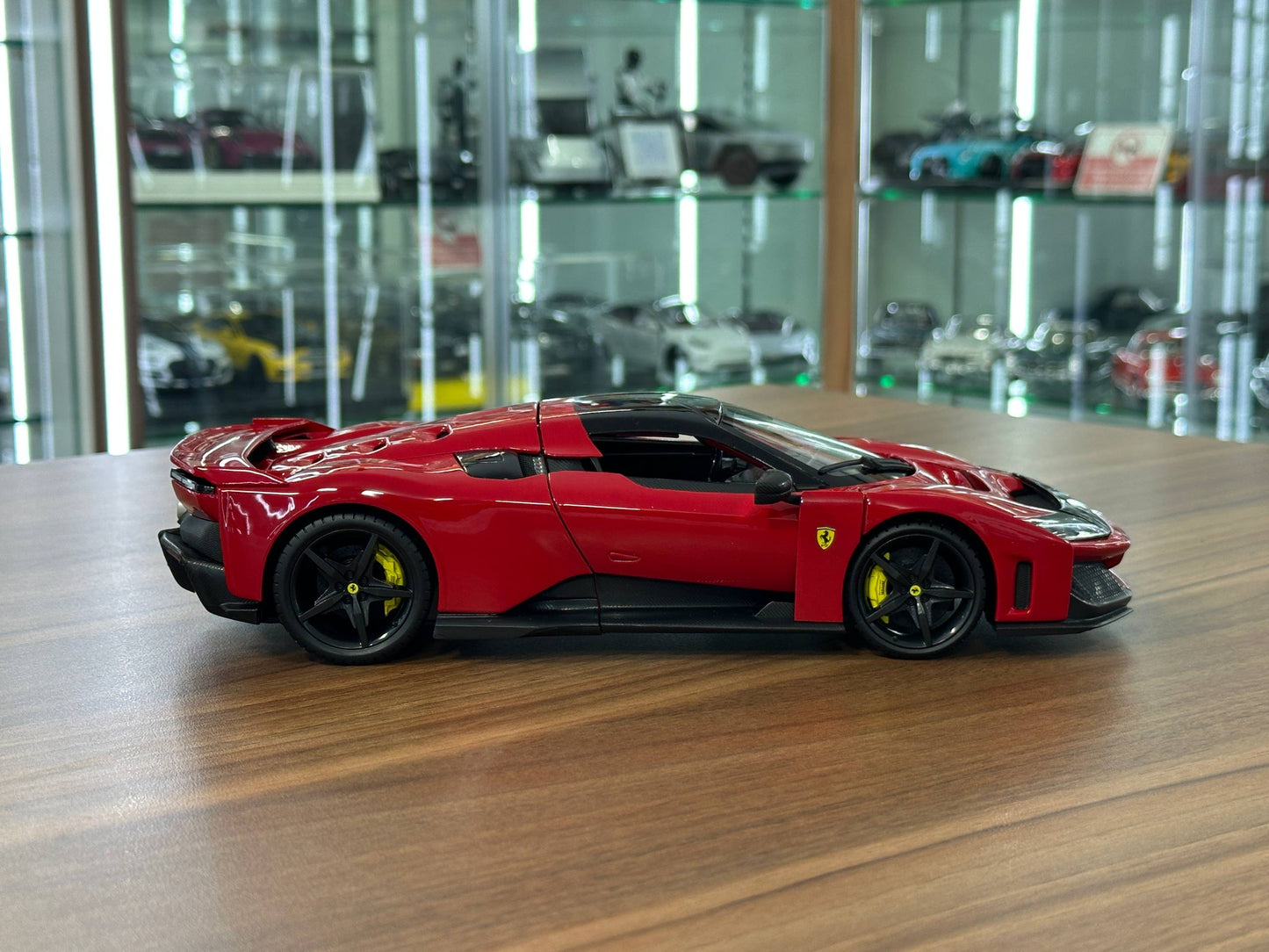 1/18 Diecast Bburago Ferrari F80 in Red