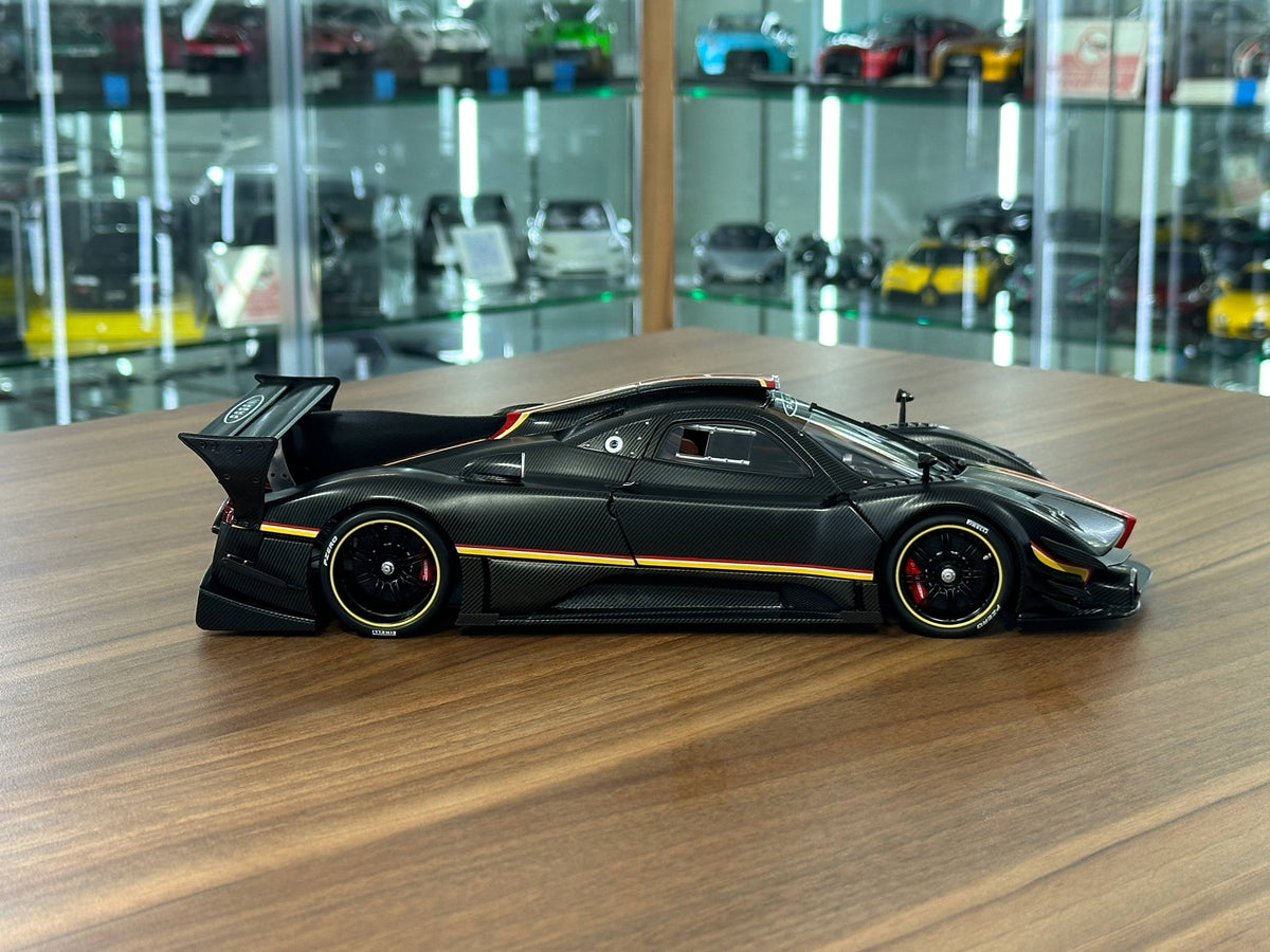 1/18 Diecast Pagani Zonda Revolucian – Black Carbon Fiber – AutoArt – Limited Edition