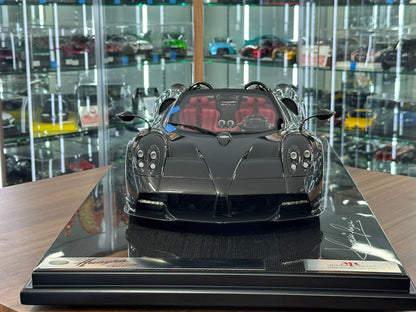 1/8 Resin Pagani Huayra Roadster (2019) – Full Carbon Fiber – MR Collection – Signed by Horacio Pagani – Limited 1 of 1