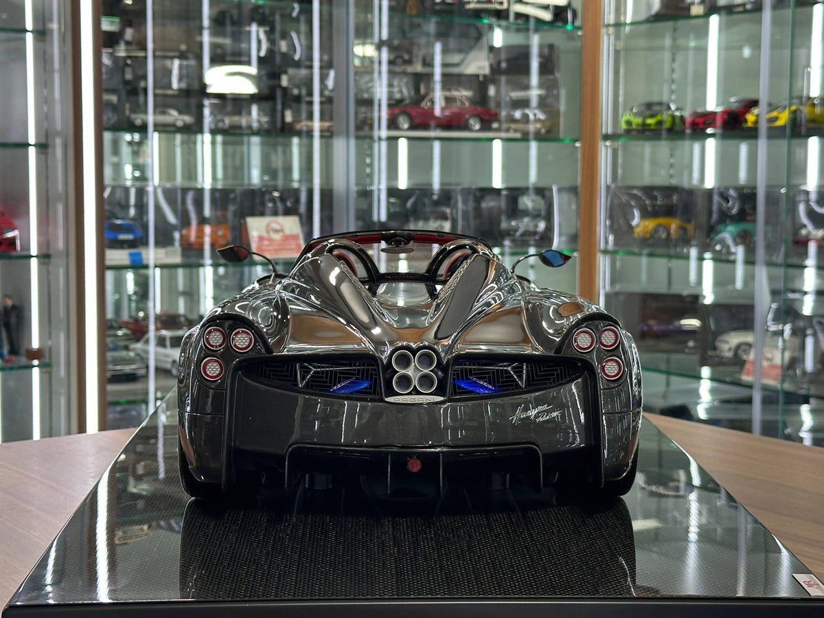 1/8 Resin Pagani Huayra Roadster (2019) – Full Carbon Fiber – MR Collection – Signed by Horacio Pagani – Limited 1 of 1