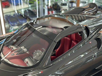 1/8 Resin Pagani Huayra Roadster (2019) – Full Carbon Fiber – MR Collection – Signed by Horacio Pagani – Limited 1 of 1