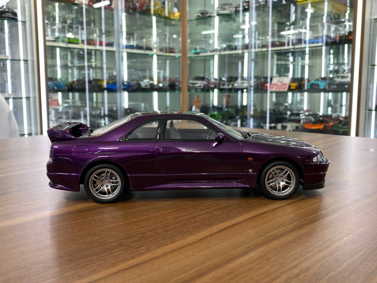 1/18 Resin OttO Mobile Nissan Skyline GT-R R33 V-Spec Purple – Limited 2000pcs