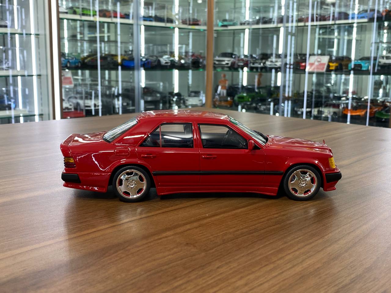 1/18 Resin OttO Mobile Mercedes-Benz 300E 6.0 AMG Red – Limited 999pcs