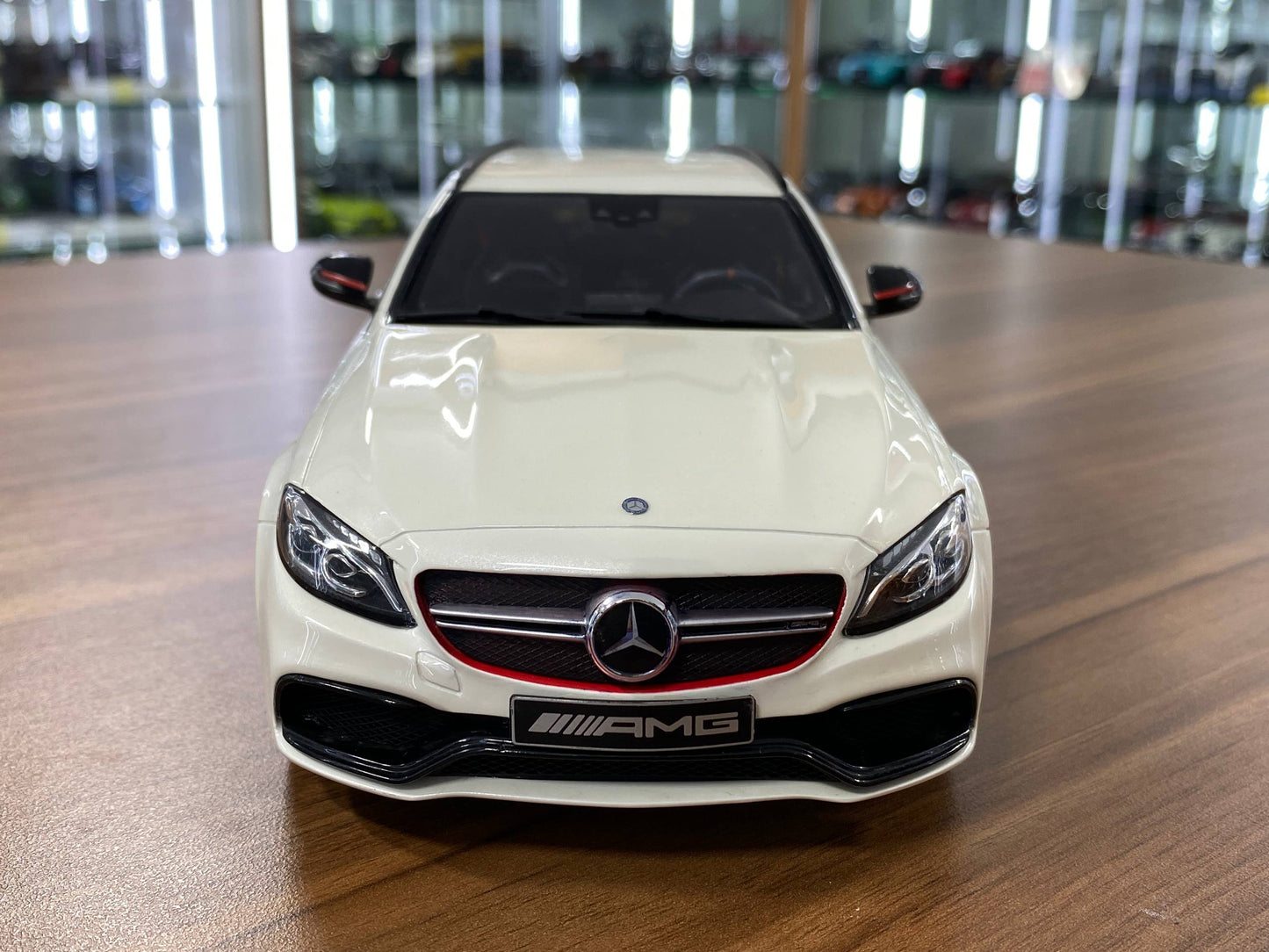 1:18 Resin GT Spirit Mercedes-Benz AMG C63s (S205) T-Modell 2015 – White (Limited to 1000 pcs)