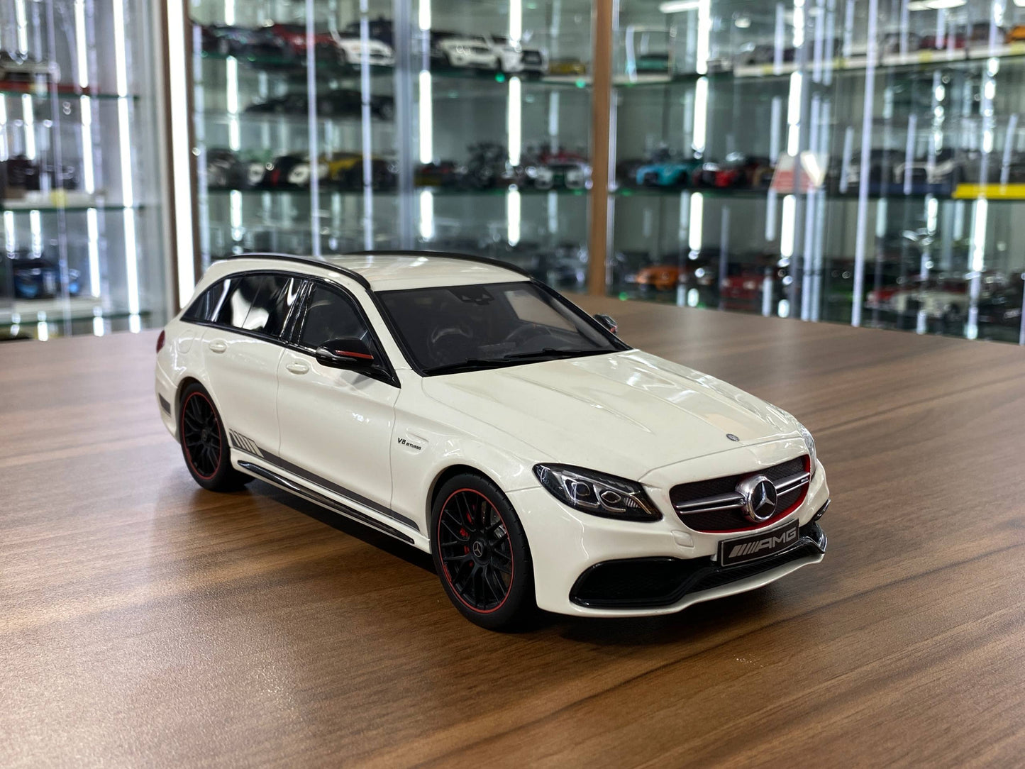 1:18 Resin GT Spirit Mercedes-Benz AMG C63s (S205) T-Modell 2015 – White (Limited to 1000 pcs)