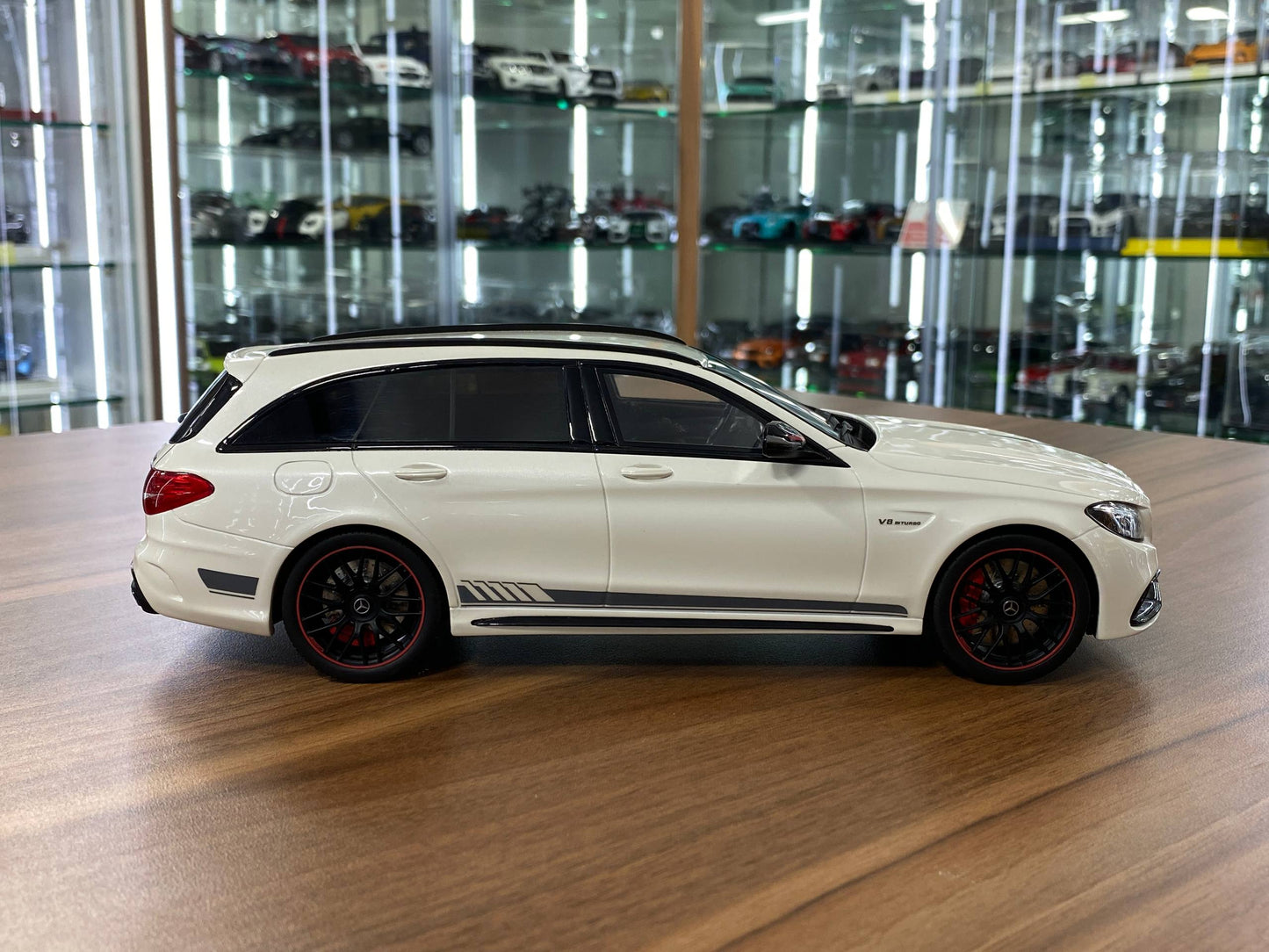 1:18 Resin GT Spirit Mercedes-Benz AMG C63s (S205) T-Modell 2015 – White (Limited to 1000 pcs)