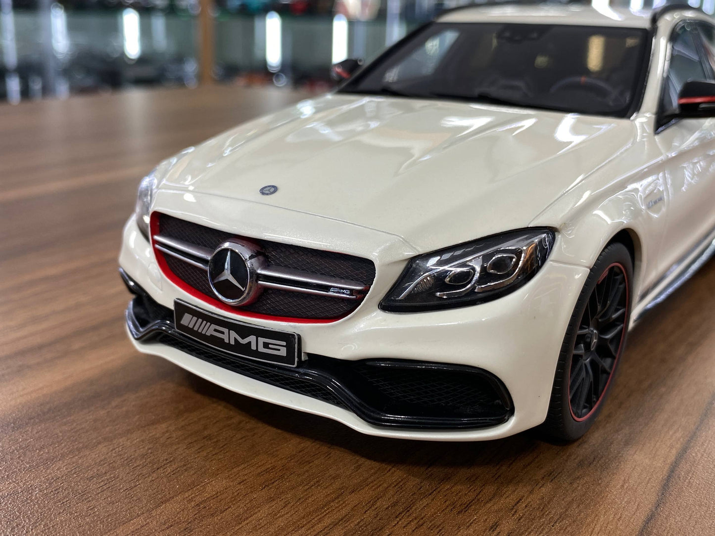 1:18 Resin GT Spirit Mercedes-Benz AMG C63s (S205) T-Modell 2015 – White (Limited to 1000 pcs)