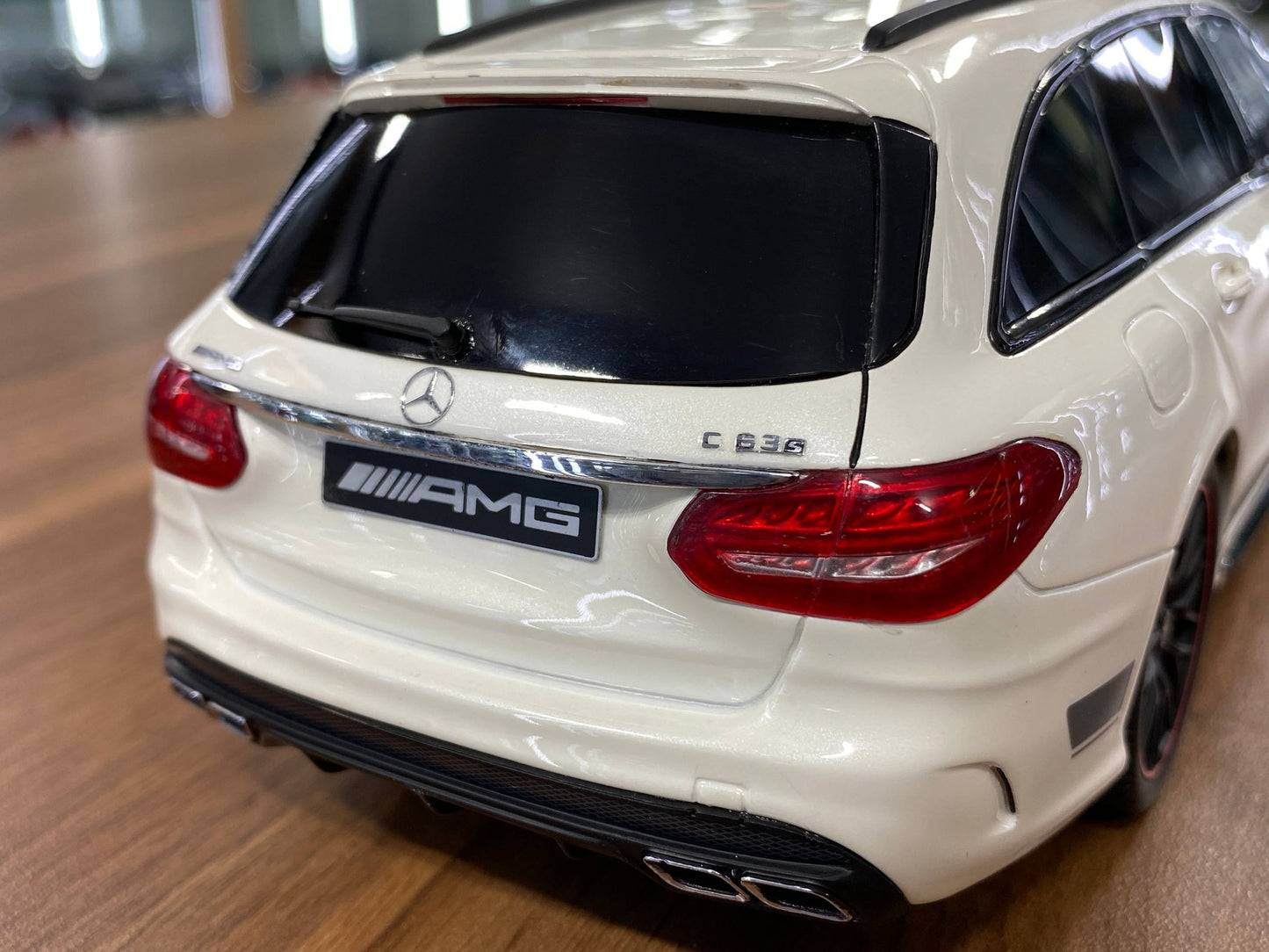 1:18 Resin GT Spirit Mercedes-Benz AMG C63s (S205) T-Modell 2015 – White (Limited to 1000 pcs)