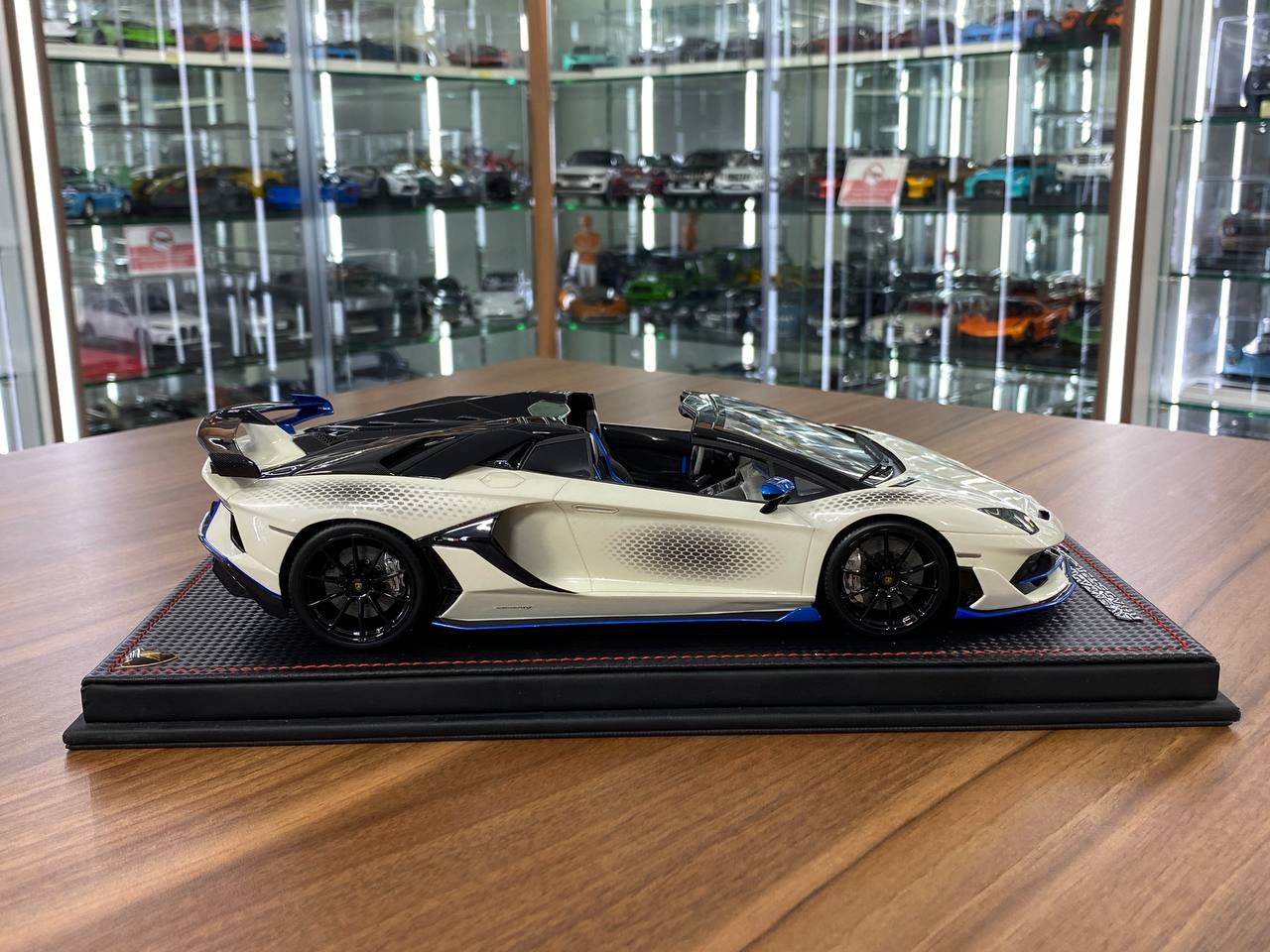 1/18 Resin Lamborghini Aventador SVJ Roadster Xago Edition Bianco Asopo – MR Collection Limited 99