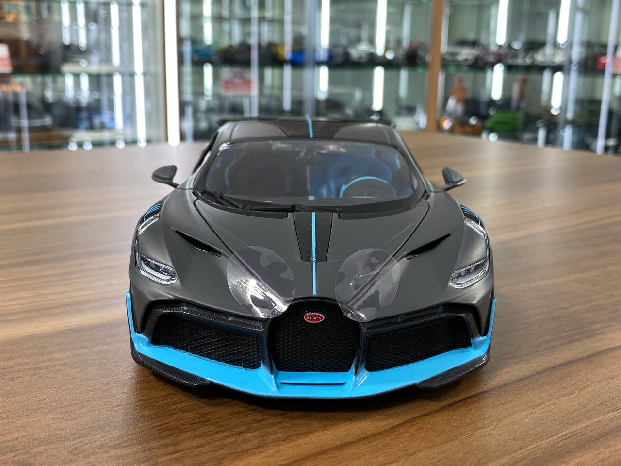 1/18 Diecast Bugatti Divo Matt Grey Bburago Scale Model Car