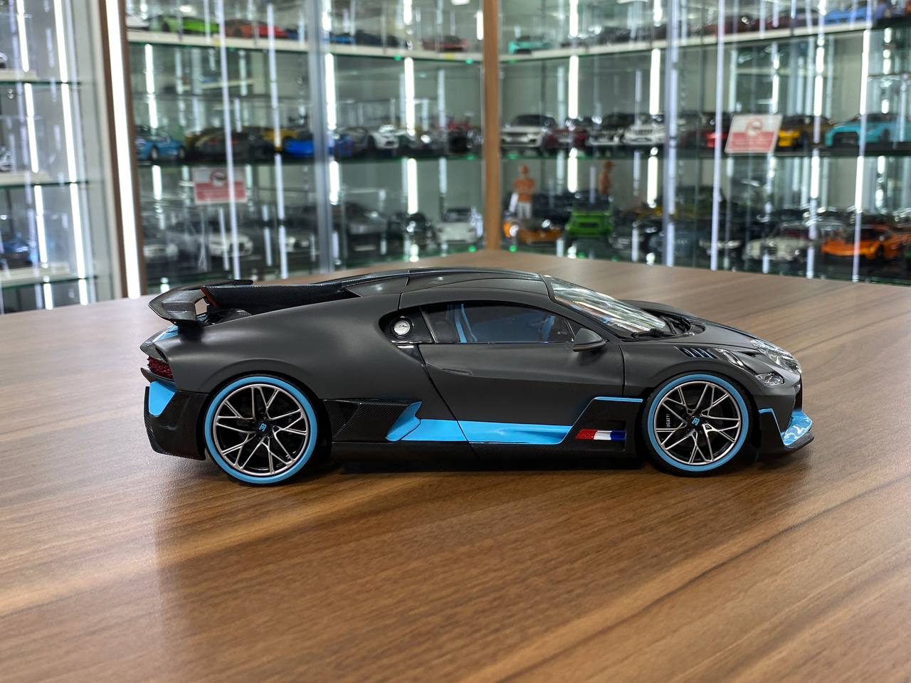 1/18 Diecast Bugatti Divo Matt Grey Bburago Scale Model Car