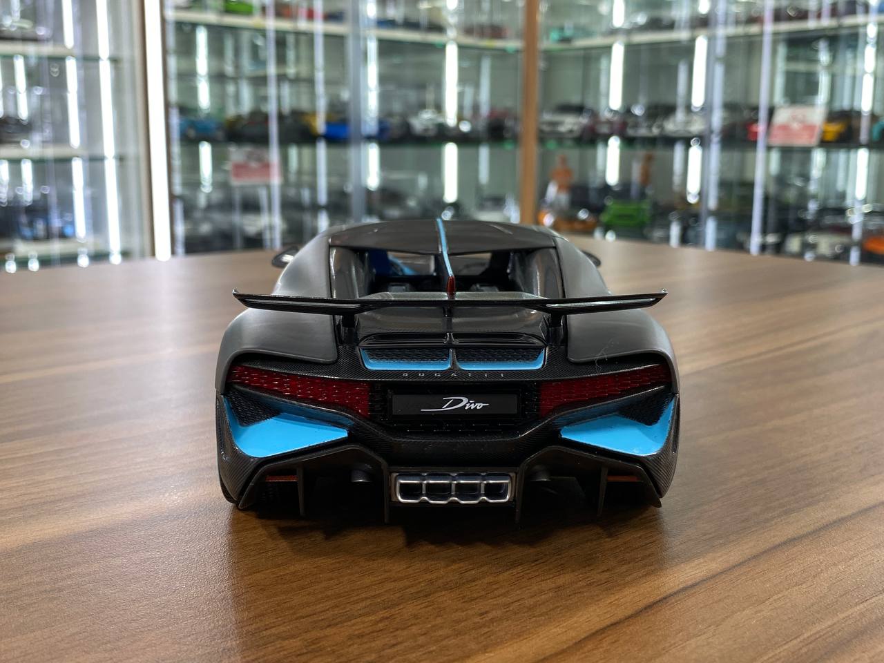 1/18 Diecast Bugatti Divo Matt Grey Bburago Scale Model Car