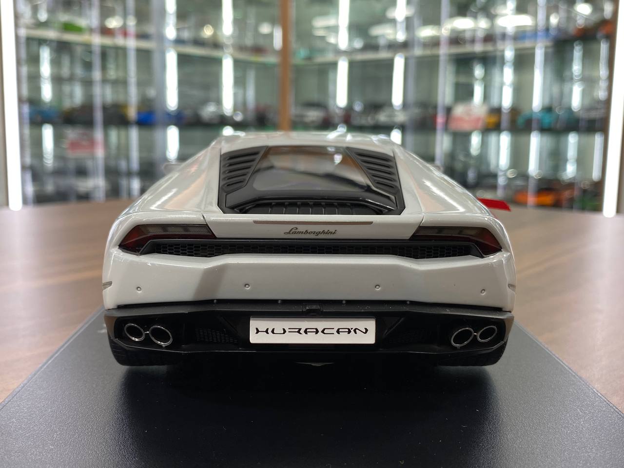 1/18 Diecast Lamborghini Huracán LP610-4 White – Autoart Signature Full Opening