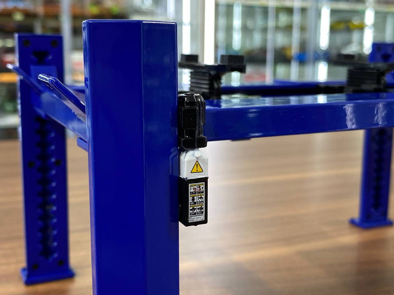 1/18 Diecast Four-Post Lift Adjustable – GreenLight Blue (Cars & Figures Not Included)