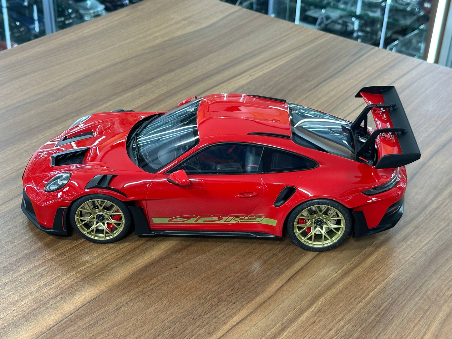 1/12 Resin GT Spirit Porsche 911 (992) GT3 RS – Red / Gold Rim (Limited to 1100 pcs)