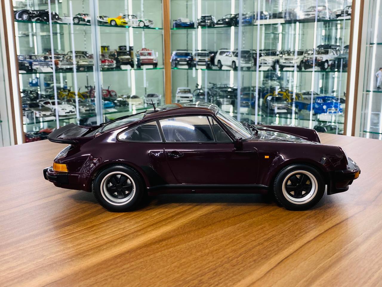 1/12 Diecast MINICHAMPS Porsche 911 Turbo - 1977  Brown